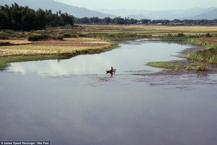 Một ngư dân mưu sinh trên sông trong ảnh chụp của James Speed Hensinger